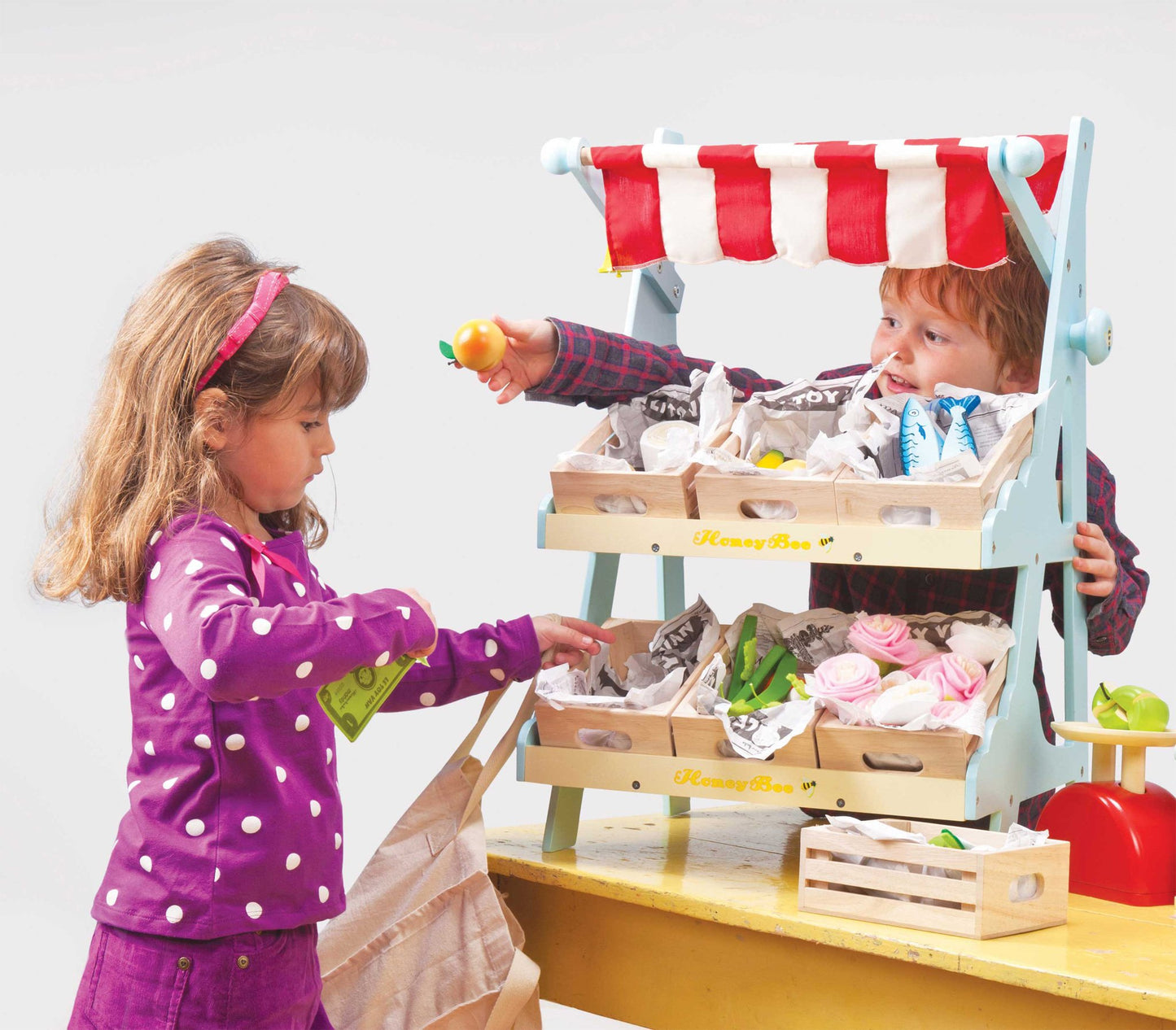 Le Toy Van - Honeybee Market with Shopping Bag and Crate of Fruit