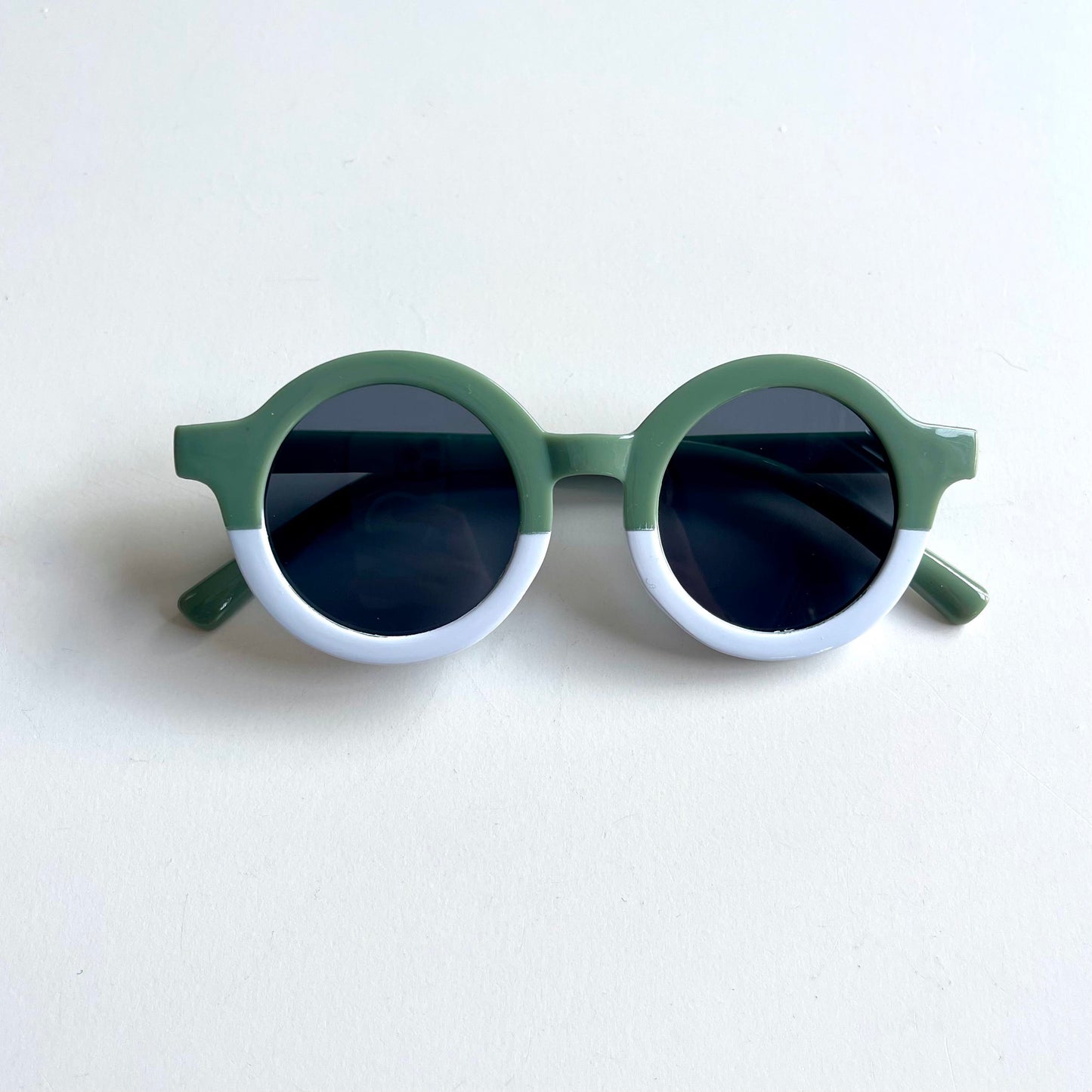 The Two-Toned Retro Sunnies